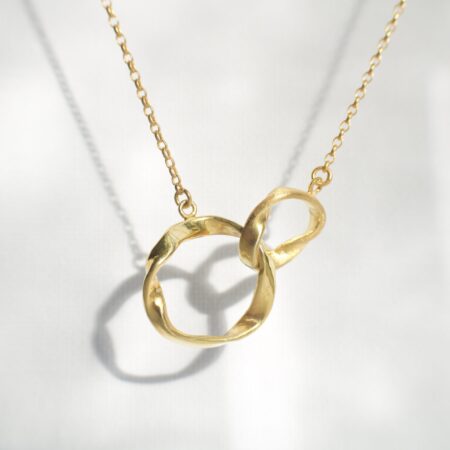 interlocking gold ribbon circle necklace