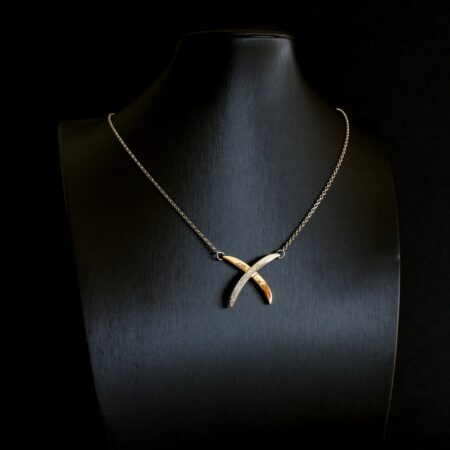 Stylish Kiss necklace encrusted with diamonds